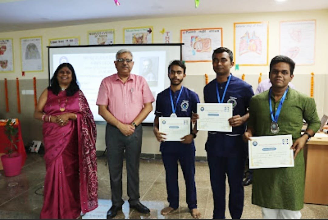 deoghar_aiims's tweet photo. ✅#Main attraction of the event were #Skit on #BodyDonation, Award Ceremony of mesmerizing #ChartMaking competition by #MBBS students. ▶️Function ended with vote of thanks by Head of Dept. #Anatomy, Prof. (Dr.) Namita Mehrotra. https://t.co/qsOFXJEstl