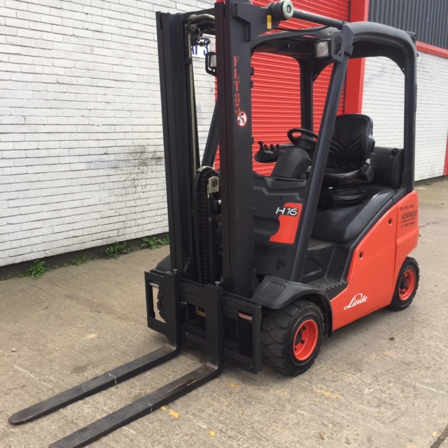 Available now for hire.  1.6 ton capacity Diesel Counterbalance forklift truck - container loader - triplex mast 4655 mm lift height 2110 closed height, integral sideshift - #advancedmhl #competitiverates #middlesbrough #teesside #excellentforklifttrucks