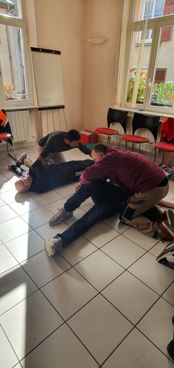 marcelpromatmut's tweet photo. Merci à nos nombreux sociétaires @Matmut venus samedi s'initier aux #GestesPremiersSecours avec le kit #MiniAnne. https://t.co/kZaRXOYXqT
