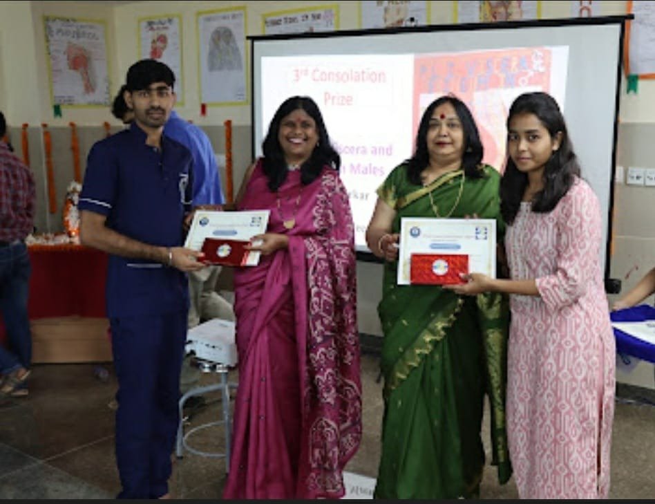 deoghar_aiims's tweet photo. ✅#Main attraction of the event were #Skit on #BodyDonation, Award Ceremony of mesmerizing #ChartMaking competition by #MBBS students. ▶️Function ended with vote of thanks by Head of Dept. #Anatomy, Prof. (Dr.) Namita Mehrotra. https://t.co/qsOFXJEstl