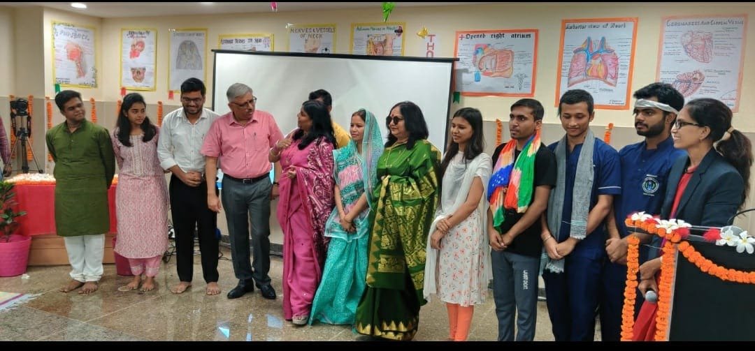 deoghar_aiims's tweet photo. ✅#Main attraction of the event were #Skit on #BodyDonation, Award Ceremony of mesmerizing #ChartMaking competition by #MBBS students. ▶️Function ended with vote of thanks by Head of Dept. #Anatomy, Prof. (Dr.) Namita Mehrotra. https://t.co/qsOFXJEstl