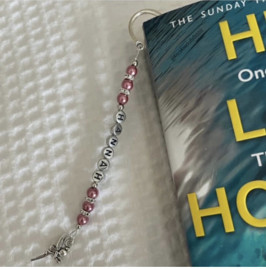 knickknacksbyde's tweet photo. #BookTwt help us out here!

We featured this customer photo on our social media pages earlier in the year and we’d love to know what book it is so we can read and review all of the books from customer photos.

Does anyone on #BookTwitter recognise the cover at all? https://t.co/JlmsrCffdM