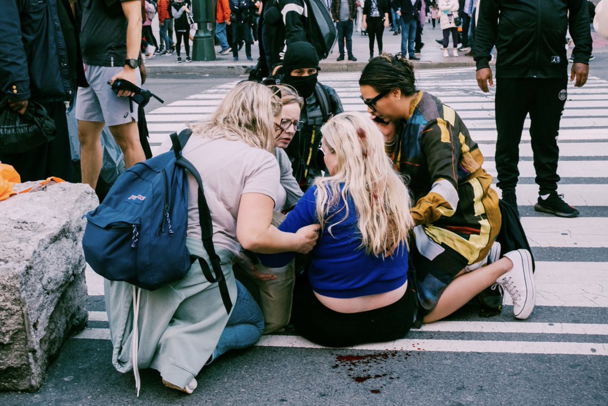 sfryxl's tweet photo. #nycspc #streetphotography https://t.co/XTNf1PErDK