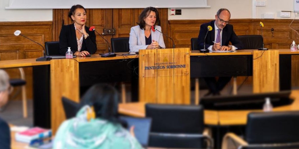 SorbonneParis1's tweet photo. 🎙️ Retour sur la première édition de la conférence du @Programme_PAUSE de l’université #Paris1PanthéonSorbonne, qui donne l’opportunité à des chercheurs et chercheuses en #exil de continuer leurs recherches dans un cadre sécurisé.

Découvrez l'article ▶️ https://t.co/5cSAO5lOaK https://t.co/PnLzFzwsal