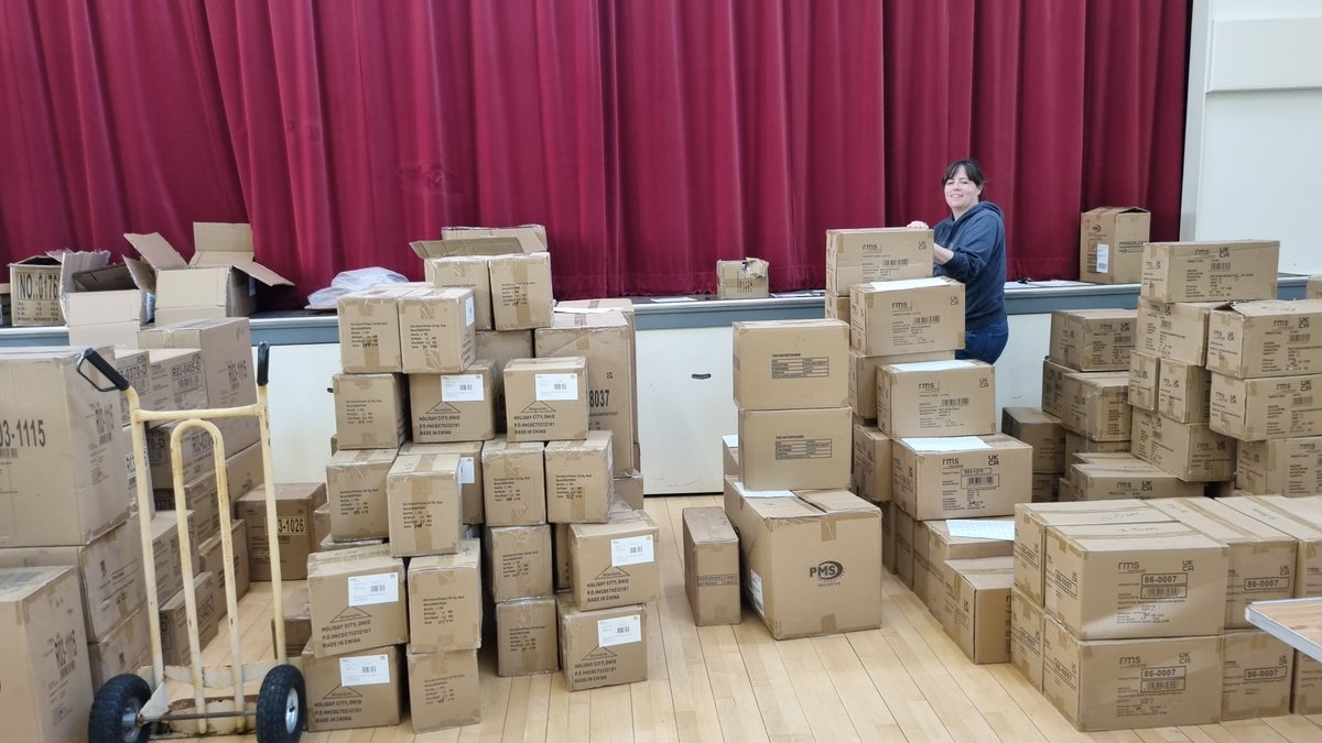 TheBuddingFD's tweet photo. Our #volunteer #elf team of all ages have #handwrapped & organised 4k #presents ready for @TatesGCs #christmas #charity #grottos! Massive thanks all involved ๐ซถ E clive@thebuddingfoundation.co.uk to be an elf! Grotto tickets here: https://t.co/ZA11hilYCe #sussex @MuseumGardening https://t.co/O7KhudS1lP