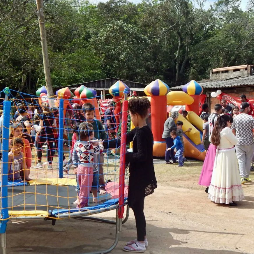 SCIAlvoradaP7's tweet photo. No último sábado, no bairro Aparecida, realizamos a ação de dia das crianças.
Uma tarde de muita diversão e comida para a criançada.
Nosso dever é sempre ajudar o povo da comunidade.
Agradecemos o apoio do CTG tradição e também do Vereador, Rodrigo Schim.
#OSDONOSDACIDADE https://t.co/AjcyFNjgKS