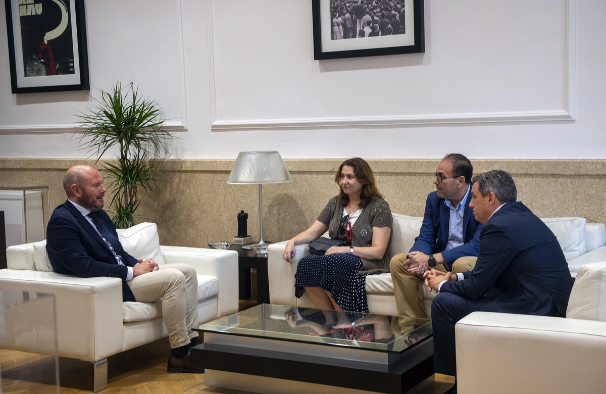 dipvalencia's tweet photo. 🤝Reunió del president de @dipvalencia, Toni Gaspar, amb responsables de @IVEFAasociacion, per a estudiar possibles vies de col·laboració.

Per part d'#IVEFA han assistit Tina Pator i Juan Carlos García -vicepresidents- i Luis Fernando Campos, vocal de la Junta Directiva. https://t.co/kB5ATpdura
