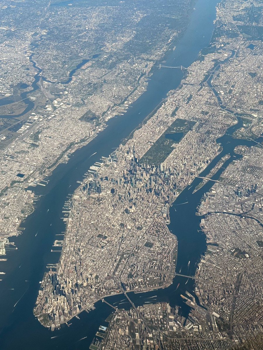 New York City on a clear day, all the way up from 35,000 feet #OfficeViews #Manhattan #Dreamliner #Boeing