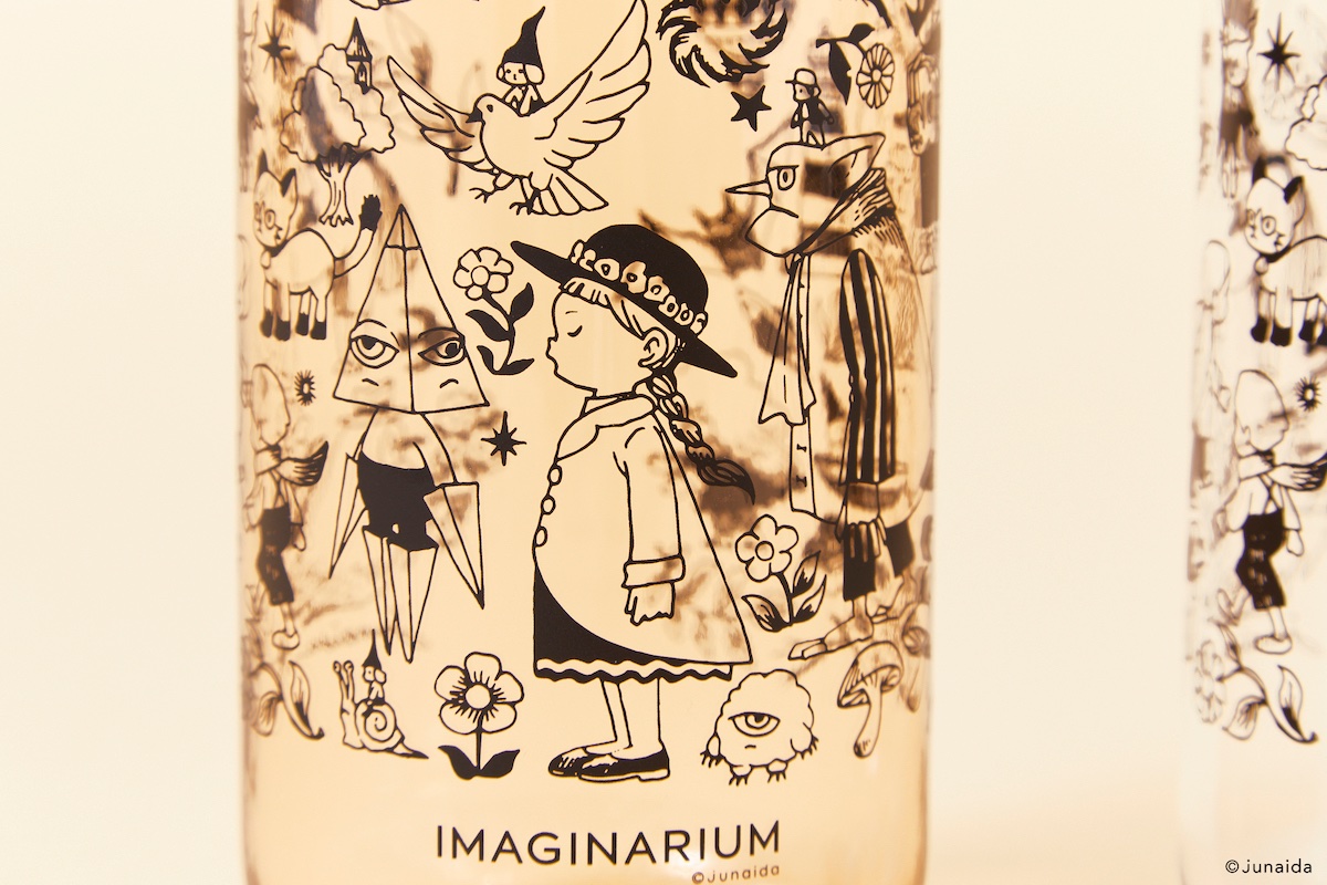 PLAY! MUSEUM/PARK(立川) on Twitter: "【#junaida展 グッズ】 IMAGINARIUM ウォーターボトル(2種) コロンとした形状がかわいいKINTOのクリアボトル。 IMAGINARIUM展グッズのためにjunaidaが描き下ろした絵をぐるっとあしらいました。 携帯しやすく、しっかり容量の ... KINTO×junaida 「IMAGINARIUM 」ウォーターボトル