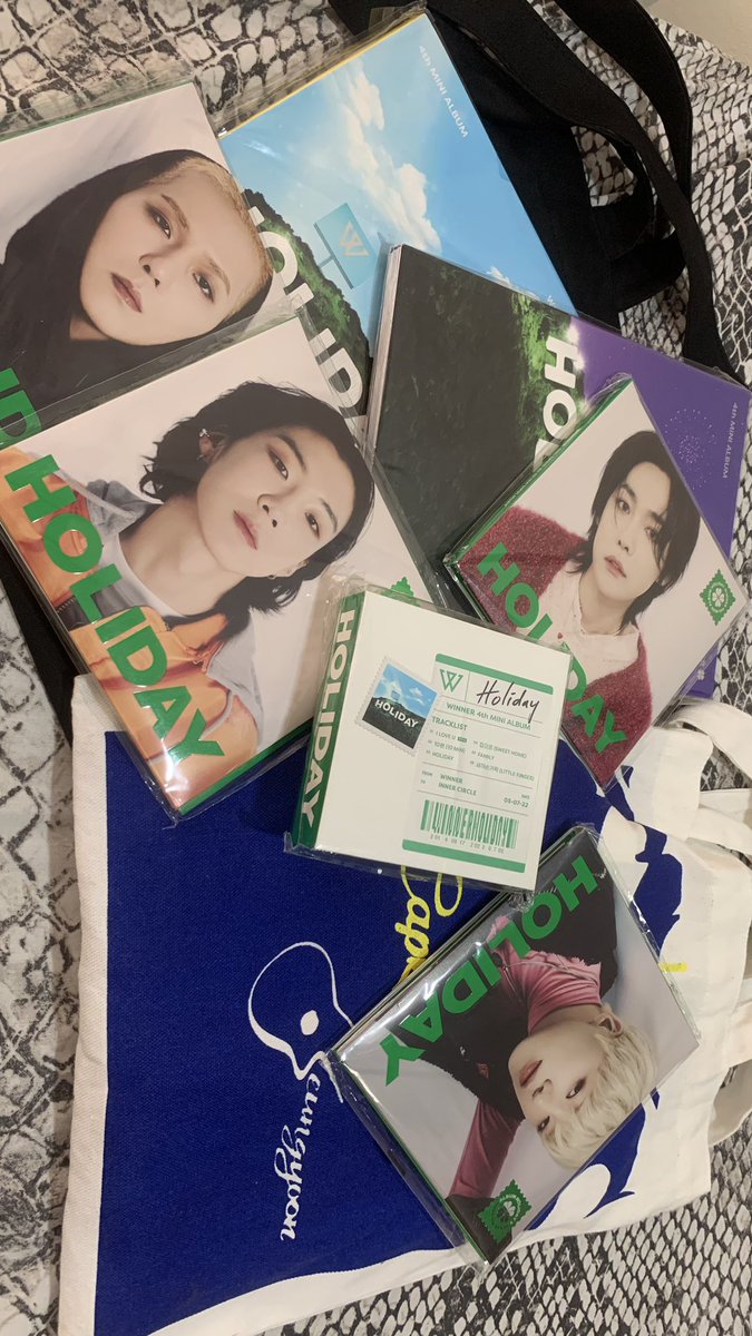 hapiinwinner's tweet photo. WINNER HOLIDAY ALBUM! Finally here 💙💙💙💙 https://t.co/Dt5UYPKoa3