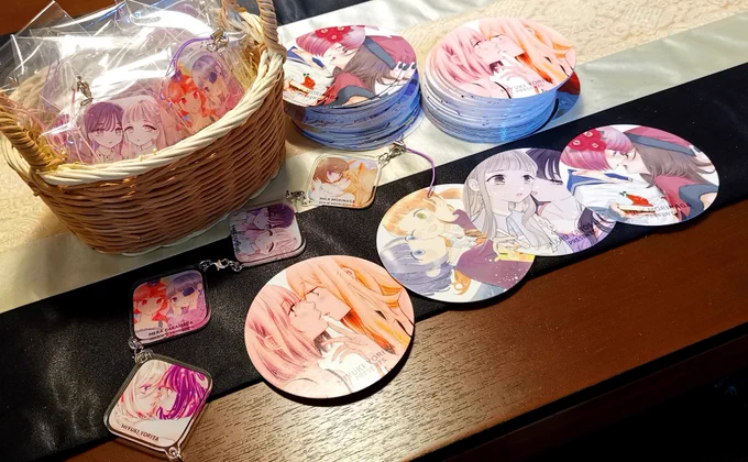 【10/19百合イベント情報⑥】当日のオリジナルグッズ、現物届きました!かわいい〜連結できるアクリルチャームはひとつ400円、コースターはドリンク・フードについてきます。ぜひゲットしてくださいね! 