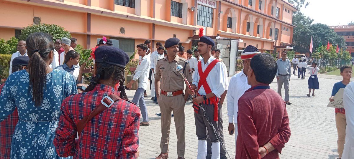 sarthak_pps's tweet photo. Today's VIP Duty reminded me why students are considered foundation of nation. They wander and wonder, compels us to ponder. #basti #UPPolice #uniformlife https://t.co/I3LJqjVDfr
