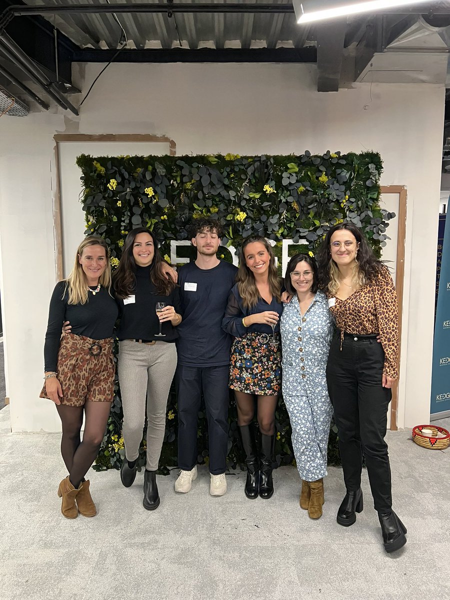 Llorca__Maria's tweet photo. Première cérémonie de remise des diplômes sur notre campus parisien ! ✨ Challenge relevé par nos équipes, rassemblant nos étudiants, leur famille et les équipes pédagogiques autour d’un événement festif. Toutes nos félicitations à nos diplômés @KEDGEBSAlumni 🎓🥂 #KEDGEGraduate https://t.co/DnyMSO9pyS