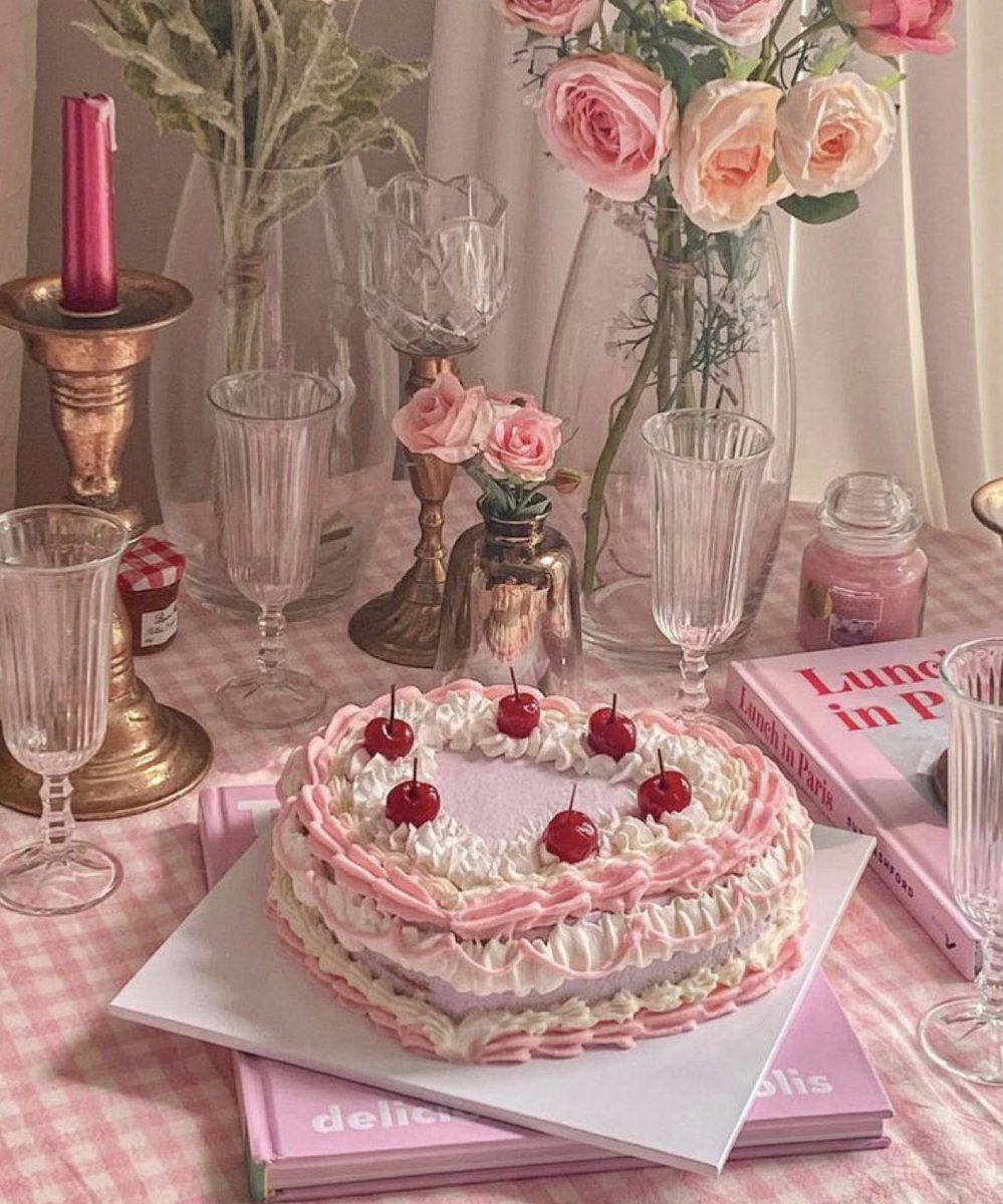 chanelkake's tweet photo. pretty cakes ♡ https://t.co/hU87e5BuZk