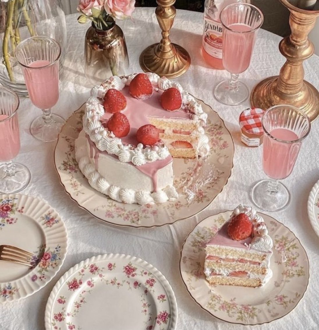 chanelkake's tweet photo. pretty cakes ♡ https://t.co/hU87e5BuZk