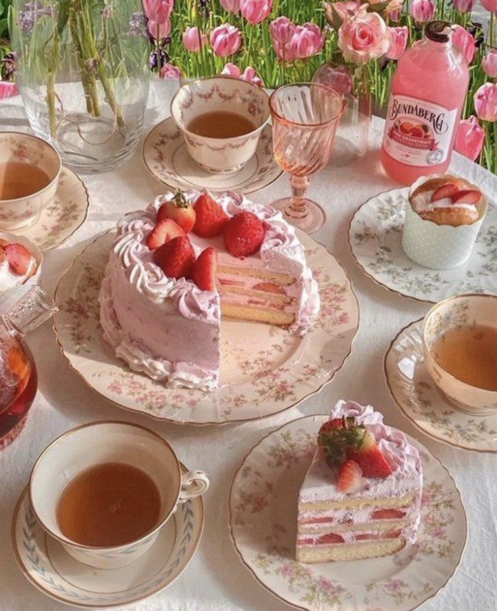 chanelkake's tweet photo. pretty cakes ♡ https://t.co/hU87e5BuZk