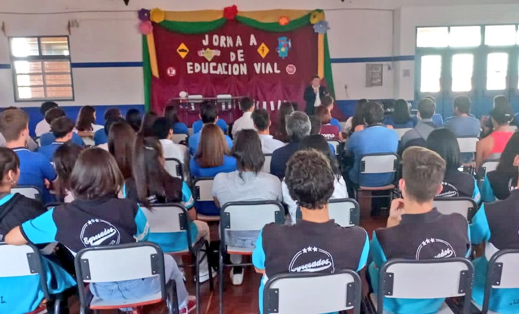 mgmisiones's tweet photo. #AlConducirTeCuidoyMeCuido toma fuerza en la Provincia. En #SaltoEncantado y #CampoViera, alumnos del CEP27, EPET8, BOP10 y BOP3 fueron parte de este programa de #EducaciónVial.

#HagamosQueLoBuenoCrezca #Prevención
@salto_encantado @AndresPodkowa  @municampoviera @GermanBurger5 https://t.co/Hkxsor9CGV