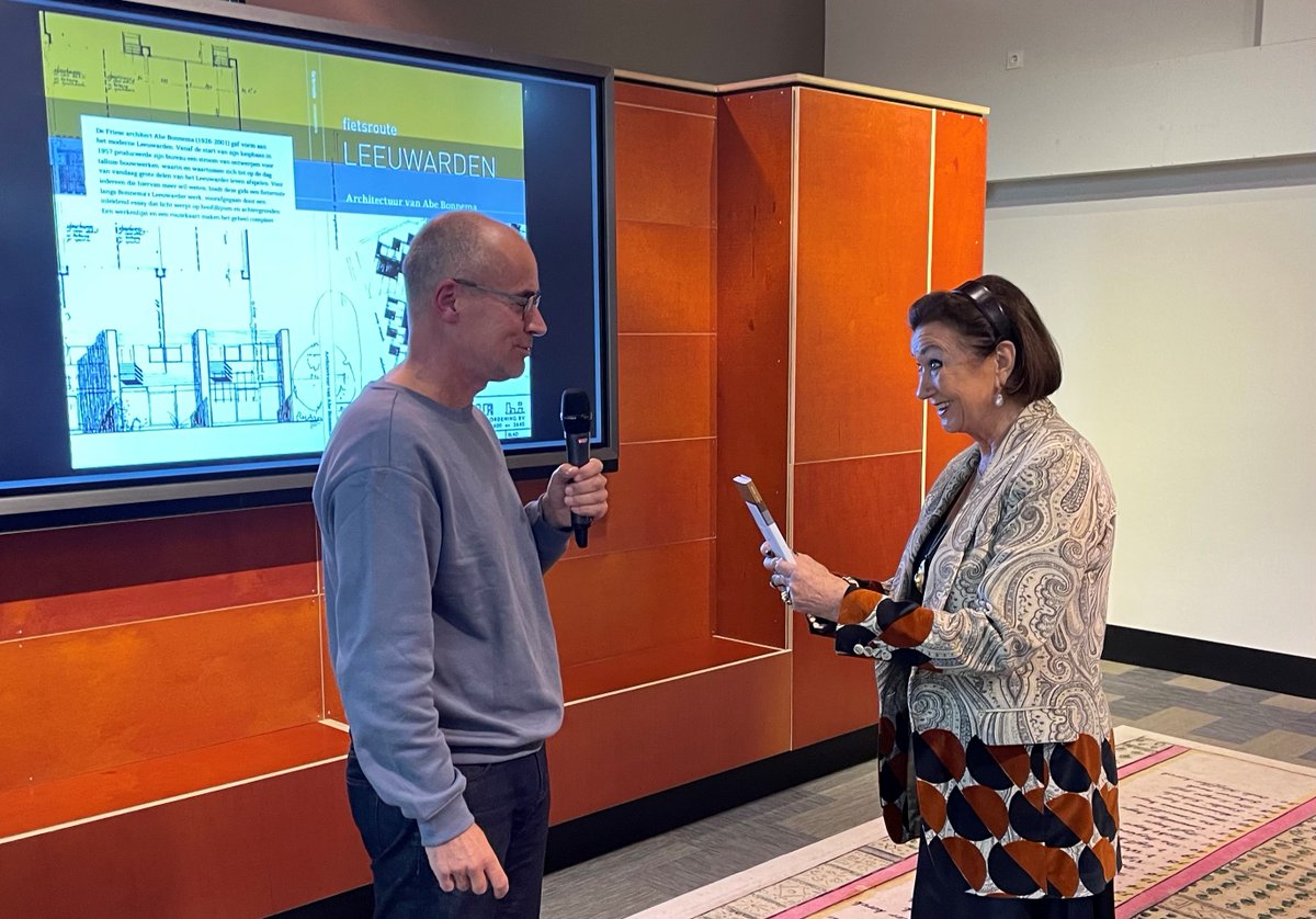 11StedenNWS's tweet photo. RT HistorischCLwd: Vanaf nu verkrijgbaar fietsroute langs werk van architect Abe Bonnema (Stiens 1926-Hurdegaryp 2001) Afgelopen zondag werd de gids na een presentatie door schrijver Dave Wendt overhandigd aan de weduwe Marcella Bonnema-Kok. Ontwerp van … https://t.co/9l5HymgPQs