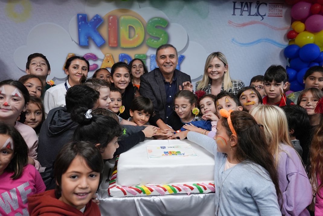 ZaferUtlu's tweet photo. Üniversitemiz Sürekli Eğitim Merkezi  ile hayalimiz olan  5-12 yaş çocuklara yönelik KIDS ACADEMY’nin açılışını gerçekleştirdik. Bu akademi ile tüm çocuklarımızın gelişimine önemli katkılar sağlayacağımıza yürekten inanıyorum. @universitehalic https://t.co/sKiHe9LmR4