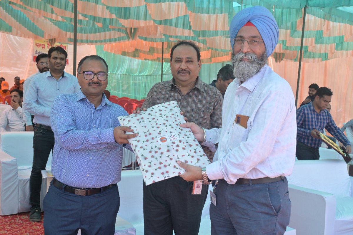 DEEPAK_8031's tweet photo. #HPCL BhRS conducted joint Level-III Offsite Mock drill with IOCL at Village Gahri Devi -Bathinda in the presence of Bathinda District authorities, Police administration and NDRF Team.
#NDRF, #GramPanchayat, #StatePolicedepartment, #BathindaDCoffice #TehsildarBathinda https://t.co/QCQOIz2INE