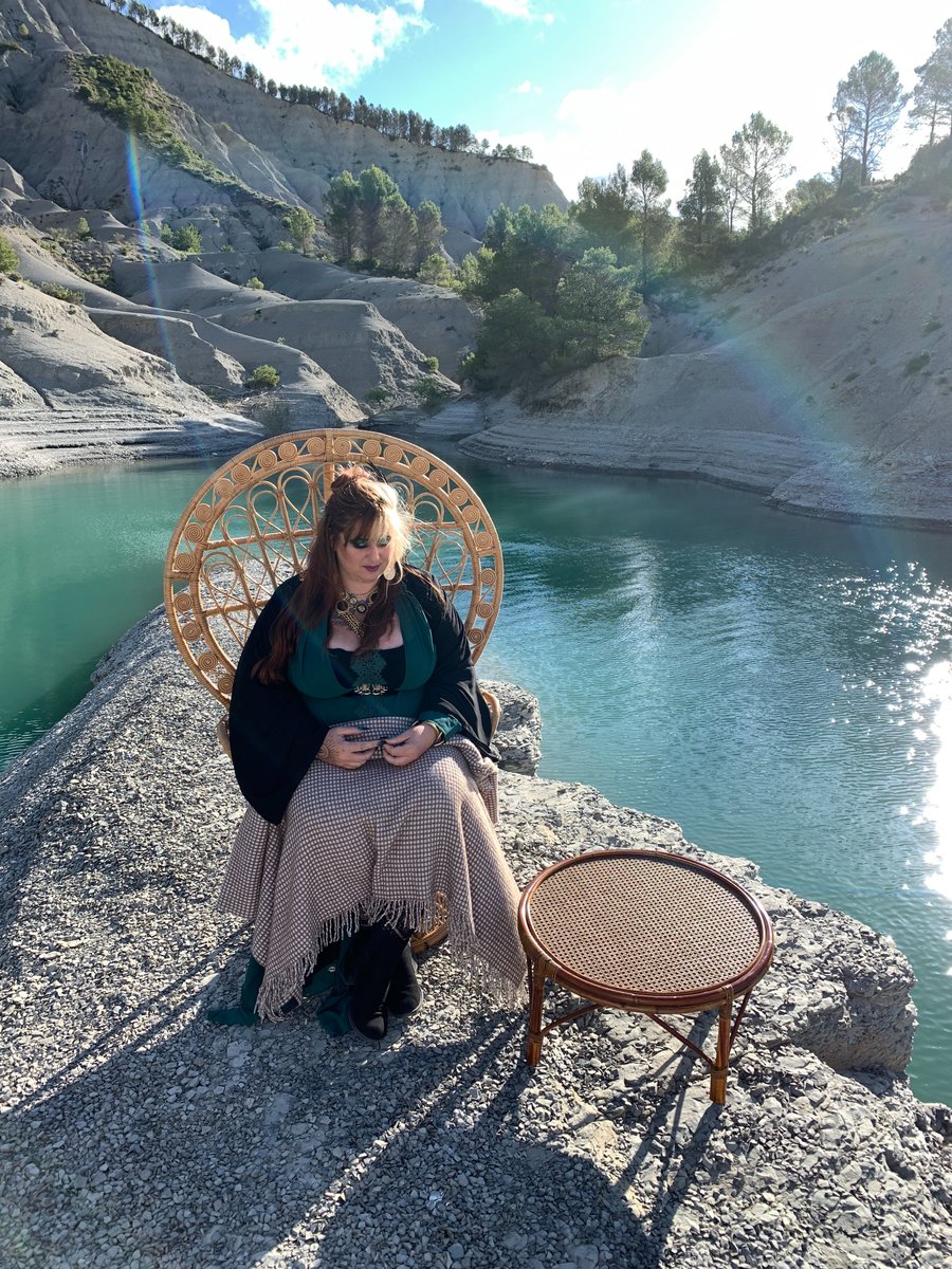 SarahMcCoyMusic's tweet photo. Already one week since “Go Blind” came out! ⚡
It was a gorgeous and windy day when we filmed with my friend Kēpa. https://t.co/vnUoLz87rF