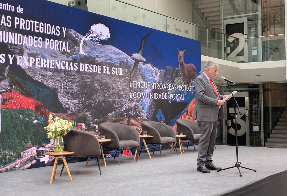 WWFChile's tweet photo. Hans Richter, Rector de la Universidad Austral de Chile, comenta la importancia de la gestión efectiva de la protección de los territorios, por medio de la vinculación científica.
#EncuentroAreasProtegidas https://t.co/HC1MJkBzK8