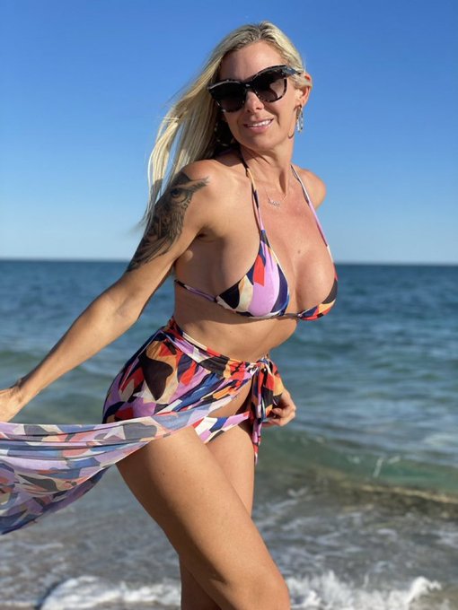 Bikini life! 👙 https://t.co/gECmOpYftb<a href="/tag/behindthescene"class="tags"><span>#behindthescene</span></a>