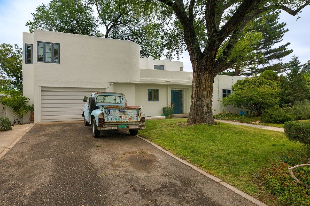 bgoldst's tweet photo. I'm thinking abt moving back to Albuquerque bc one of my favorite houses is on the market! The Kelvinator House was likely the 1st modernist house in ABQ. Designed by William Burk Jr., it showcased Kelvin appliances. Look at this utter beauty. I've been inside &amp; it's wonderful. 1 https://t.co/2lMOZlTNKI