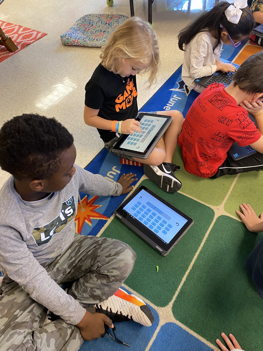 KimberlyFree4's tweet photo. First grade word work. So much fun! @patriotsccsd https://t.co/BY0nTYGDbp
