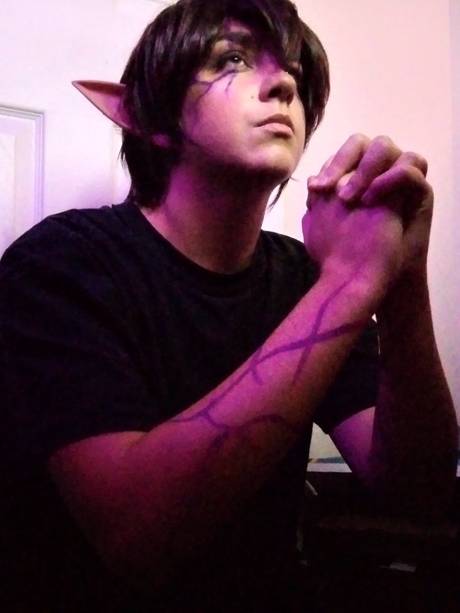 Bispy_cos's tweet photo. No longer "The Violet Reaper" but rather a man who cares for those he loves. #fablesmp #centross #fablesmpcosplay https://t.co/NTMfoz8APD