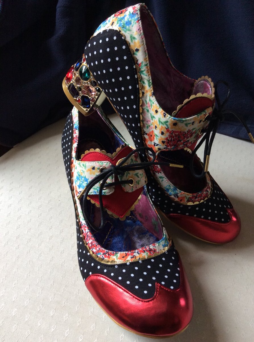 electra_rhodes's tweet image. Stepping out as a writer? Keen to know what you don’t know &amp;amp; get fancy with what you do? I love making it easier 😘 

So, now the ink is dry, here’s 🎉 news - my writer threads will be a book. 

Coming from @AdHocFiction in 2023, in time for @FlashFicFest 

Big thanks to Jude

1/