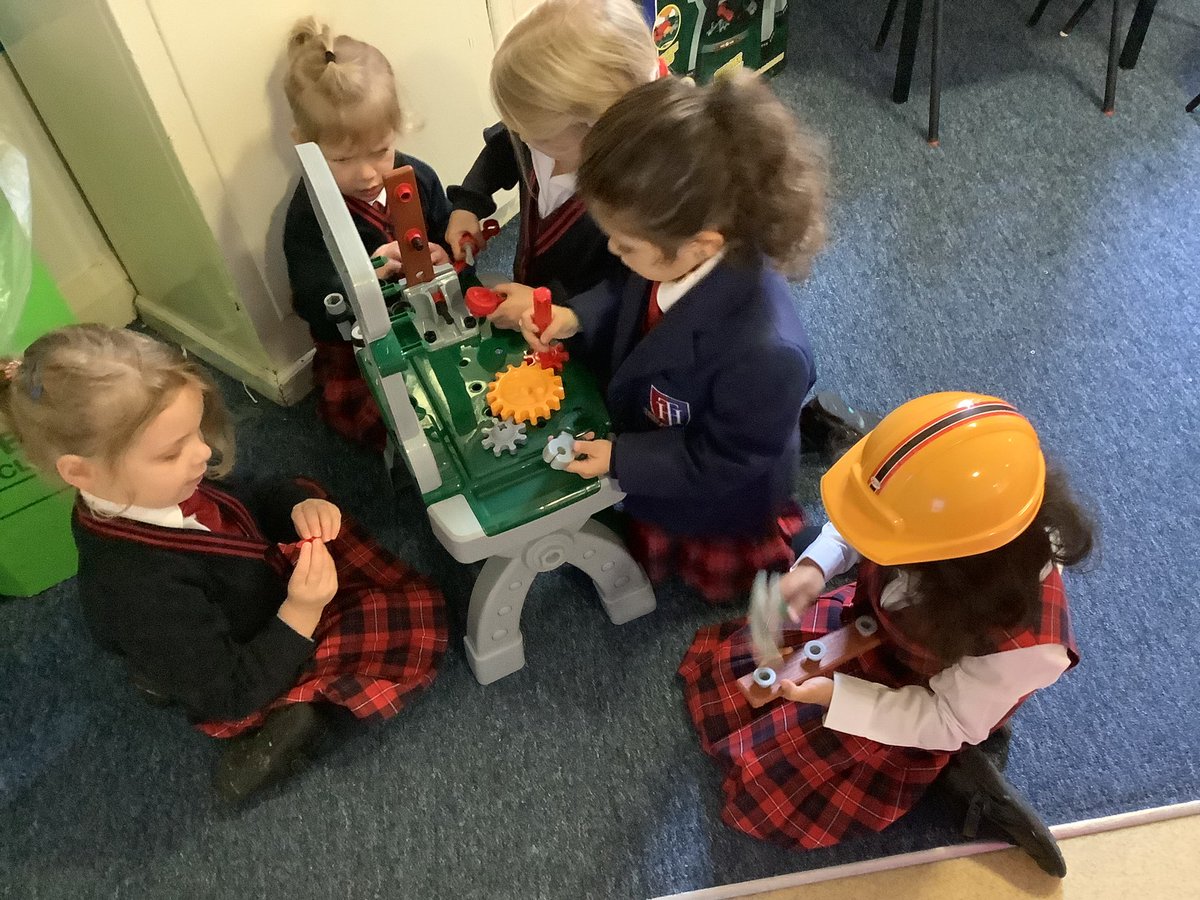 Kindergarten have been busy building and repairing things today as well as sorting items and learning about the seasons 🍂 🍁 #autumn #thesquirrelswhosquabbled  🐿
