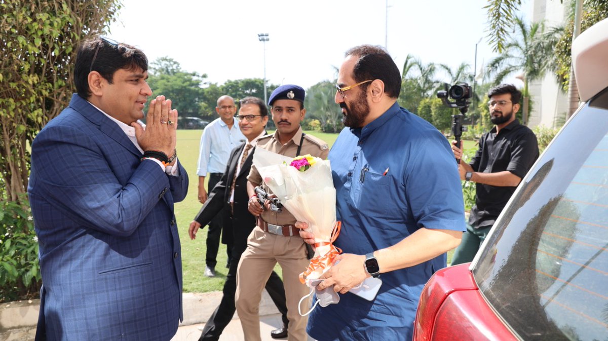 karnavati_uni's tweet photo. Karnavati University is honoured to have hosted Shri @Rajeev_GoI ji for SemiconIndia Future Design.

This stands as an initiative to propel the booming start-ups and build the India of our vision. 🔥

#RCinGujarat #IndiaTechade #DigitalIndia
#NewIndia4YoungIndia
#GujaratTechade https://t.co/hgMpSSHK2W