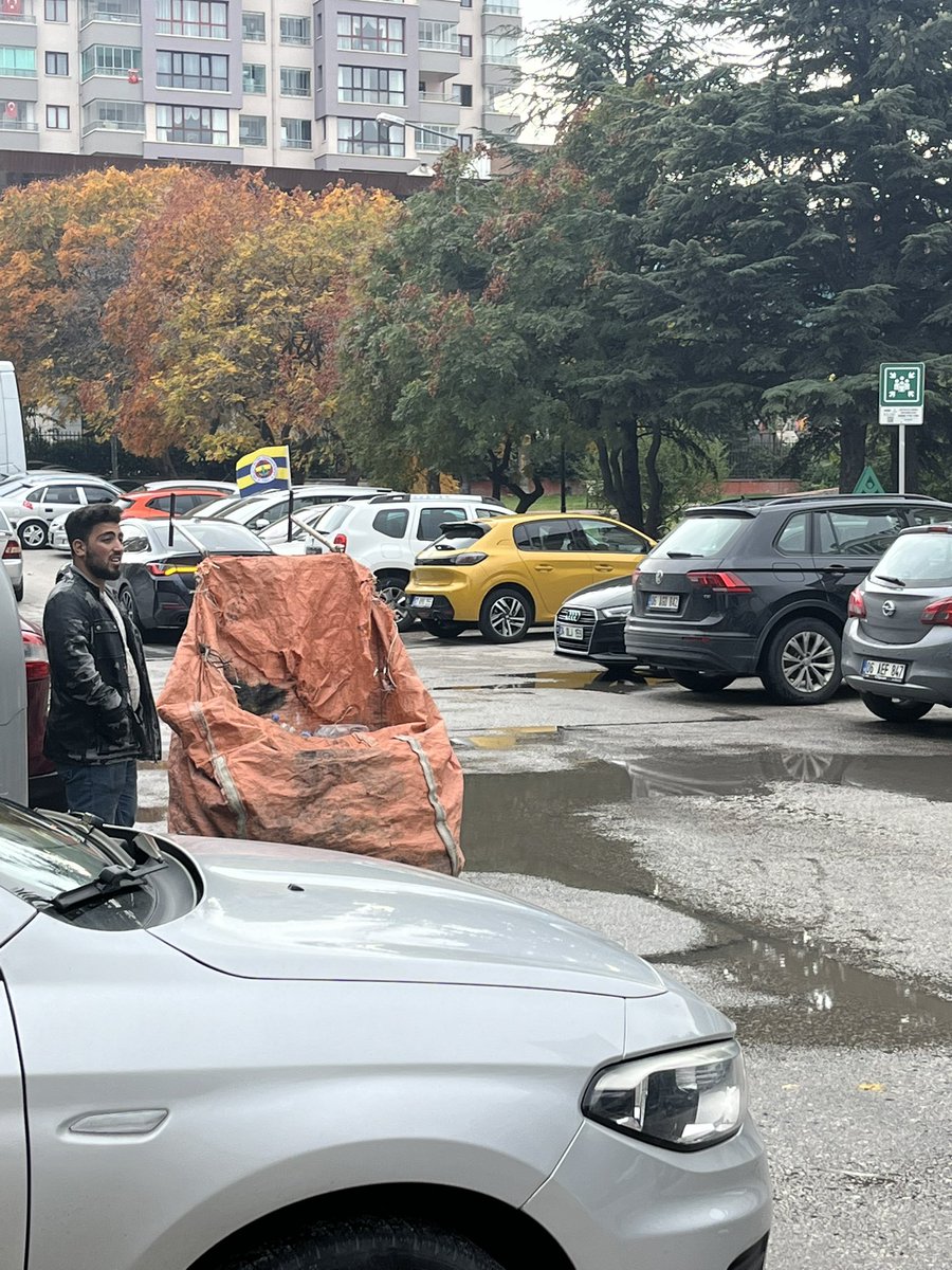 ahmetselimkul's tweet photo. Kardeşimiz otelin önünden geçerken bana “Abi gerçekten burada mı kalıyorlar” dedi. Evet deyince ne zaman çıkacaklar diye sordu. “Daha 2 saat var ya bekleyemezsin o kadar” deyince de “Abi ben bu takımı çok seviyorum ya” dedi ve hala bekliyor. Bayrağı da yeni taktı. Başka bir mevzu https://t.co/b7bhCbH7gy