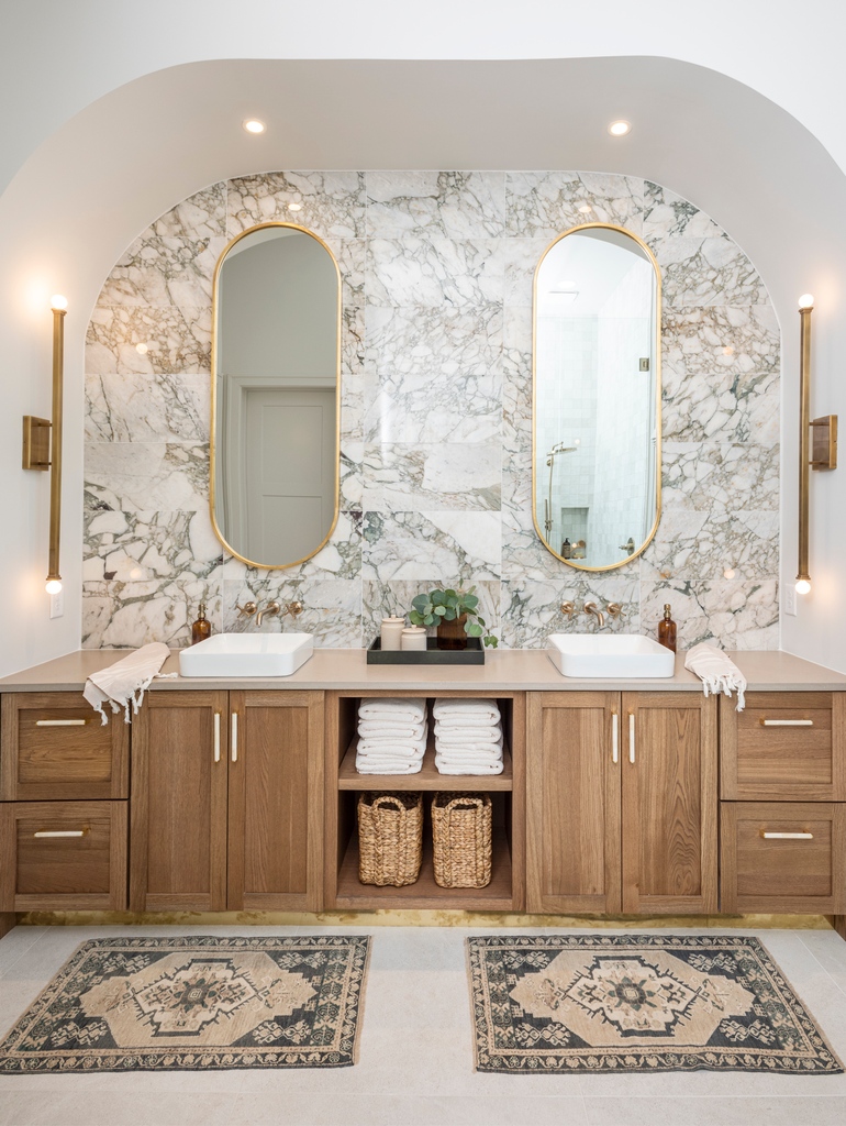 The ⭐️ goes to this guest bathroom. There are so many beautiful details our eyes don’t know where to go first. What caught your attention first?
#alegendaryparadeofhomes #rosebrookeparadeofhomes #rosebrookebrentwood #nashvilleparadeofhomes #legendhomes #customhomes #luxuryhomes