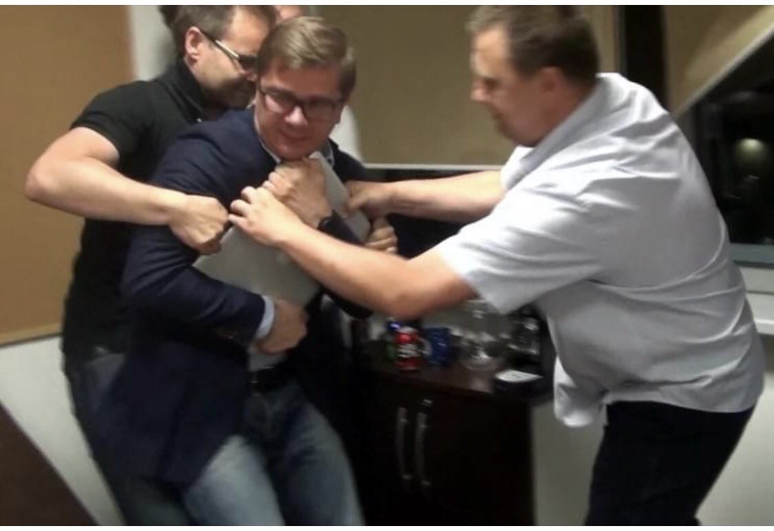 kuba_urba's tweet photo. Na poboczach publikacji @NewsweekPolska o agenturze rosyjskiej, która pomogła PiS w zdobyciu władzy w PL, nie zapominajmy o takich wyrobnikach, którzy konsekwentnie wykonują nawet „najtrudniejsze” prace zlecone… PRZECZYTAJCIE POST #pisowszczyna #pis #agenciKremla #latkowski https://t.co/zYMSnrip1Z