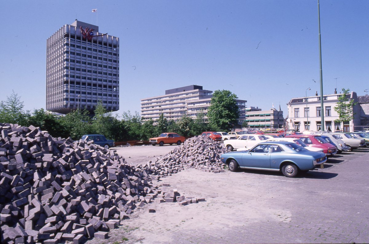 RT HistorischCLwd: Vanaf nu verkrijgbaar fietsroute langs werk van architect Abe Bonnema (Stiens 1926-Hurdegaryp 2001) Afgelopen zondag werd de gids na een presentatie door schrijver Dave Wendt overhandigd aan de weduwe Marcella Bonnema-Kok. Ontwerp van …