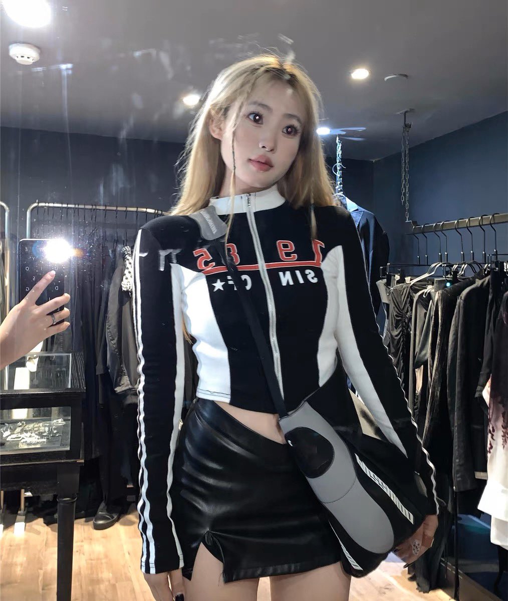sasisbysi's tweet photo. เสื้อแขนยาวแบบนี้คือแสนจะเท่เลย ใส่คู่กับกางเกงคาร์โก้หรือว่ากระโปรงหนังแบบนี้คือดีเท่มากก ค่าตัวไม่แรง 390 บาทส่งฟรีเท่านั้นค้าบ🖤✨ https://t.co/r0BR03i7Tm