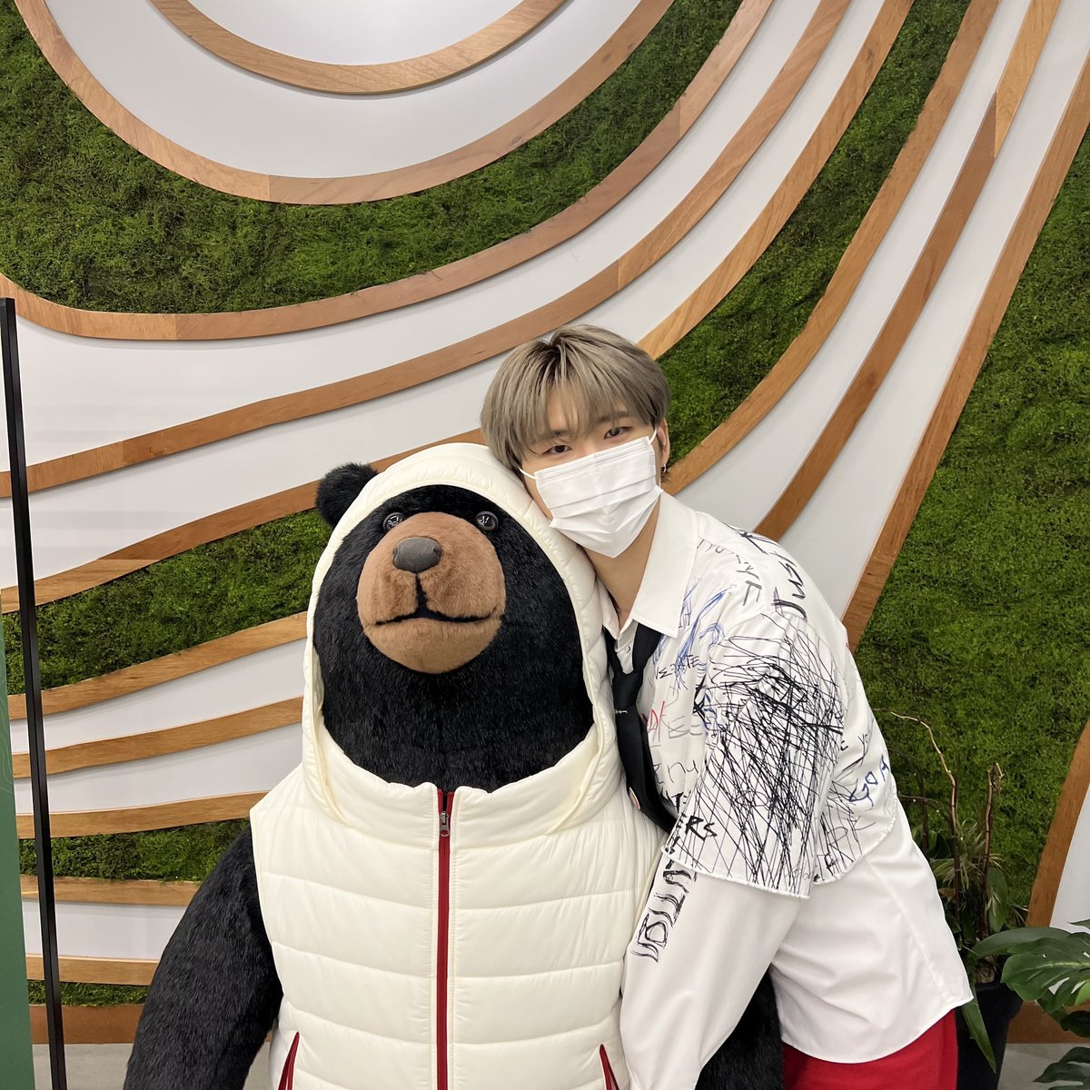 ruluvt's tweet photo. я не могу я подарю ему планеты 😭 https://t.co/B1UKJW6rDn
