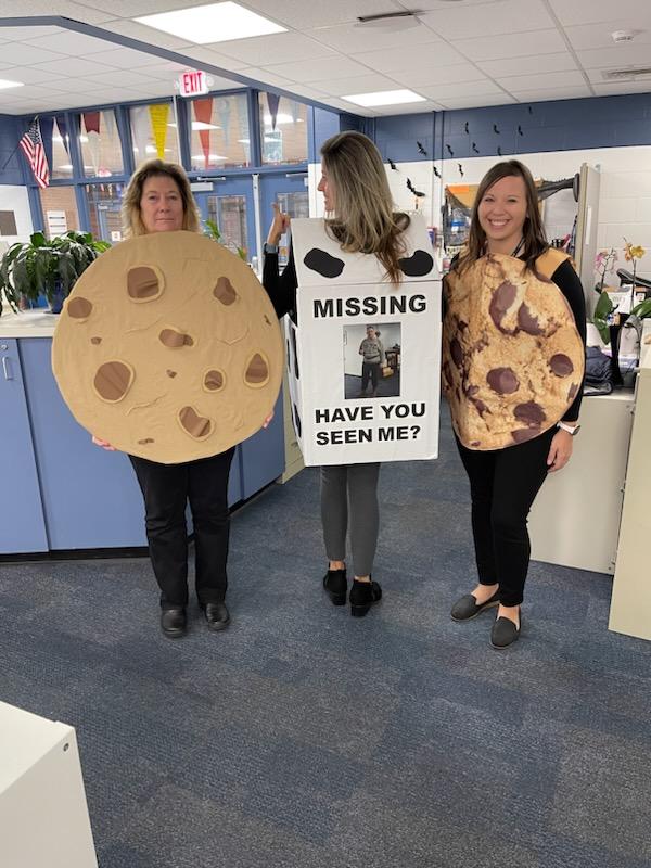 jlhepburn's tweet photo. Dynamic trio! 🥛 &amp; 🍪 🍪's https://t.co/3AQZTeOlC2