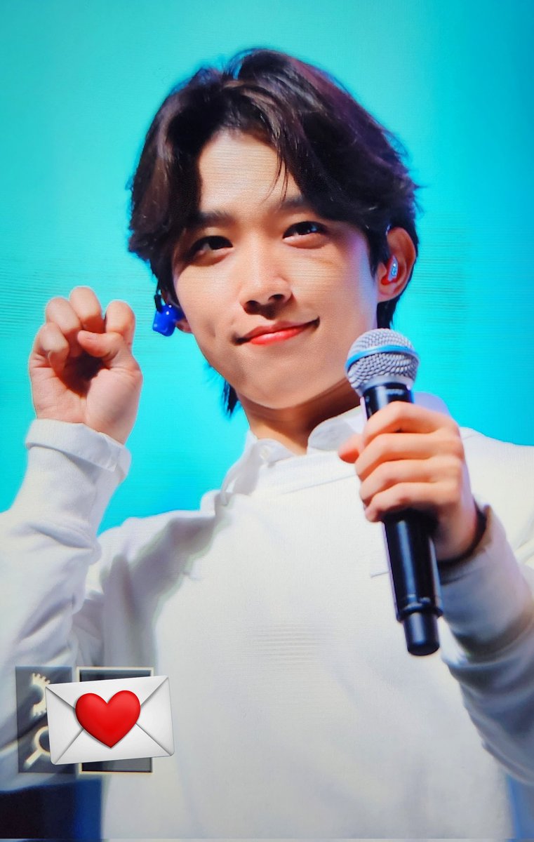ds_960409's tweet photo. 221017 Dearest SHOWCASE
폭~망~ ✌️😺
#서동성 #seodongsung #엔플라잉 #NFlying https://t.co/j7V8ZT9Ac7