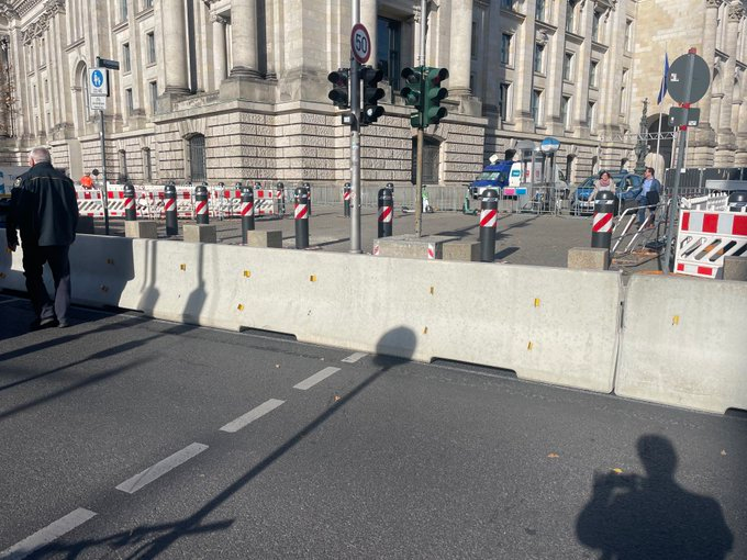 RdeSuiza's tweet photo. The #German Parliament barricades itself with concrete blocks, as it clearly fears upcoming unrests in #Germany due to its plans to ban the AfD party as well as insane #Sanctions vs #Russia which will cause #inflation, higher #GasPrices, #HeatingProblems & #FoodShortages.
#DExit https://t.co/P4nNrqyimD