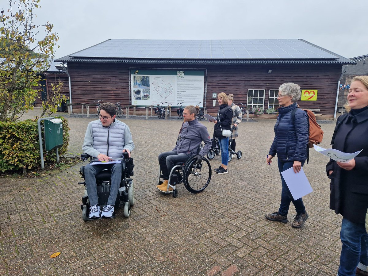 ongehinderd's tweet photo. Terugblik op een geslaagde teamdag: kijken naar de toegankelijkheid van wandelpaden vanuit diverse beperkingen. Wat is voor jou belangrijk tijdens het wandelen? https://t.co/unL41KHqEe