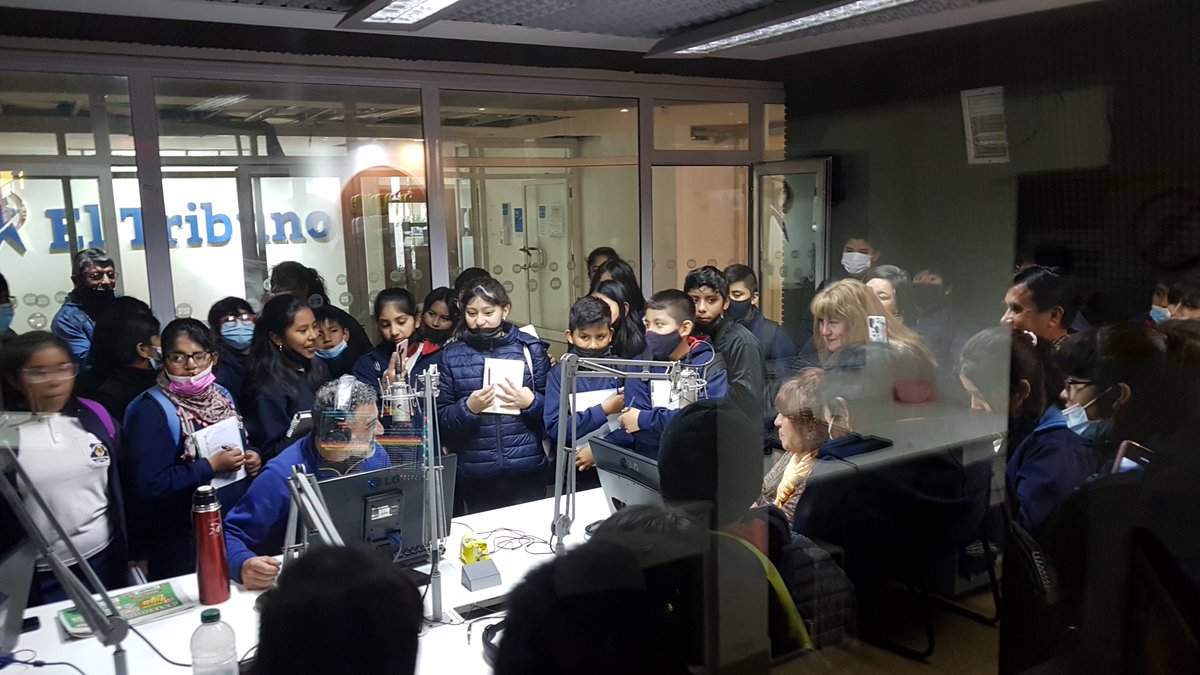 RadioSaltaAM840's tweet photo. #SinFiltro 
De visita educativa, estuvieron en los estudios centrales de #RadioSalta alumnos de la Escuela Betania, acompañados por las señoritas Rosita, Adriana, Marina y el profesor Rolando de Educación Física https://t.co/viHIivcqzQ