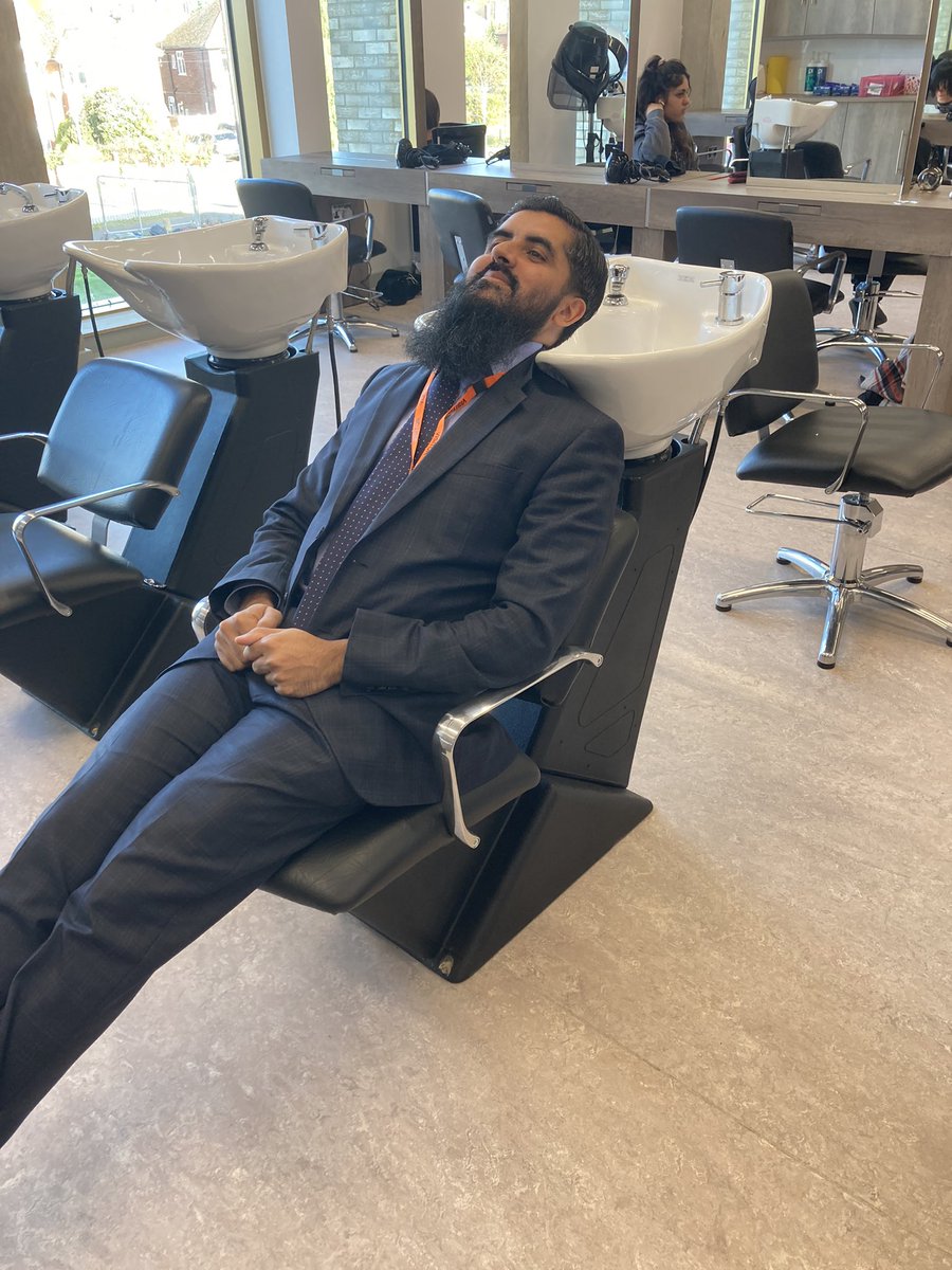 ChilternLT's tweet photo. Lorraine, Sufian and Adrian enjoyed a fab tour of the brilliant new @barn_field building. The students of @love_luton are so fortunate to have this facility! Adrian enjoyed seeing his @UoB_PhysEd alumni Cath Gunn. Sufian &amp; Lorraine loved the hair &amp; beauty facilities &amp; games room! https://t.co/Tdp22dzhxM