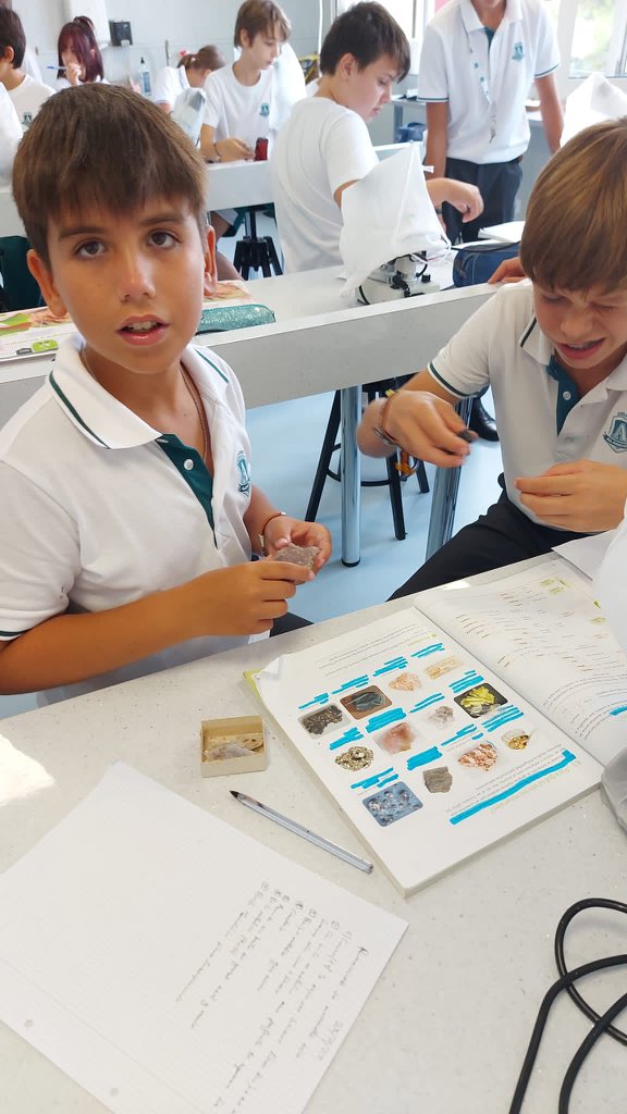🔬EN EL LABORATORIO 🔬
Nuestros alumnos de 1º de ESO identificando minerales mediante el uso de claves dicotómicas.
🔗 colegioalarcon.com/educacion-secu…
#nosgustalaciencia #venadescubrirlapasionporaprender #laboratorio #biologia #sorprender #descubrir #colegioalarcón #alumnosalarcón