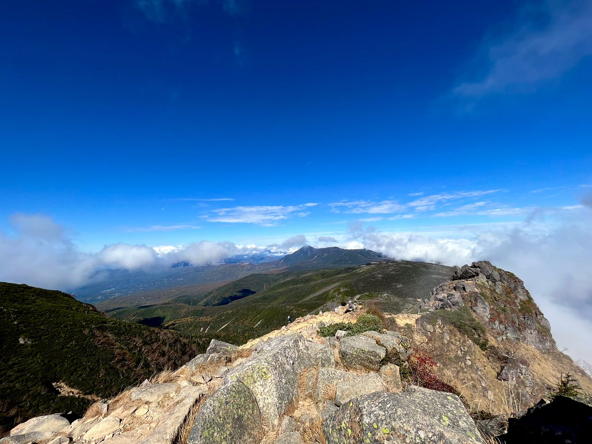 akadake0916's tweet photo. 10/15 八ヶ岳縦走⛰
どうしても歩きたくて計画してトレーニングをしてやっと行けた！今までの山行の中で1番長時間歩いた。
北から南まで雰囲気の違う八ヶ岳を存分に満喫できた1日だった！
途中ガスったけど天気も良くて絶景をたくさん味わえました(๑˃̵ᴗ˂̵)و https://t.co/D7nazm63fF