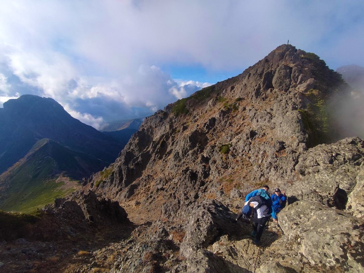 akadake0916's tweet photo. 10/15 八ヶ岳縦走⛰
どうしても歩きたくて計画してトレーニングをしてやっと行けた！今までの山行の中で1番長時間歩いた。
北から南まで雰囲気の違う八ヶ岳を存分に満喫できた1日だった！
途中ガスったけど天気も良くて絶景をたくさん味わえました(๑˃̵ᴗ˂̵)و https://t.co/D7nazm63fF
