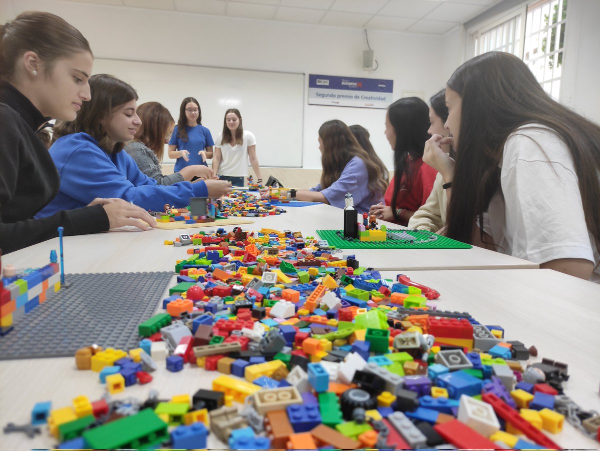 Aprendiendo a proyectar con piezas de Lego primera sesión con muy buenas sensaciones #aulademprendimiento #softskills #alumnodcracks
