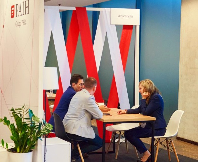 BsAsTradePL's tweet photo. El equipo de @BsAsTradePL trabajando en nuestro stand #Argentyna en #PAIHForumBiznesu. Más de 50 reuniones B2B en pocas horas demuestran el interés y potencial de las relaciones económico-comerciales entre 🇵🇱 y 🇦🇷 | @PAIH_pl https://t.co/ZnDdeLrK4T